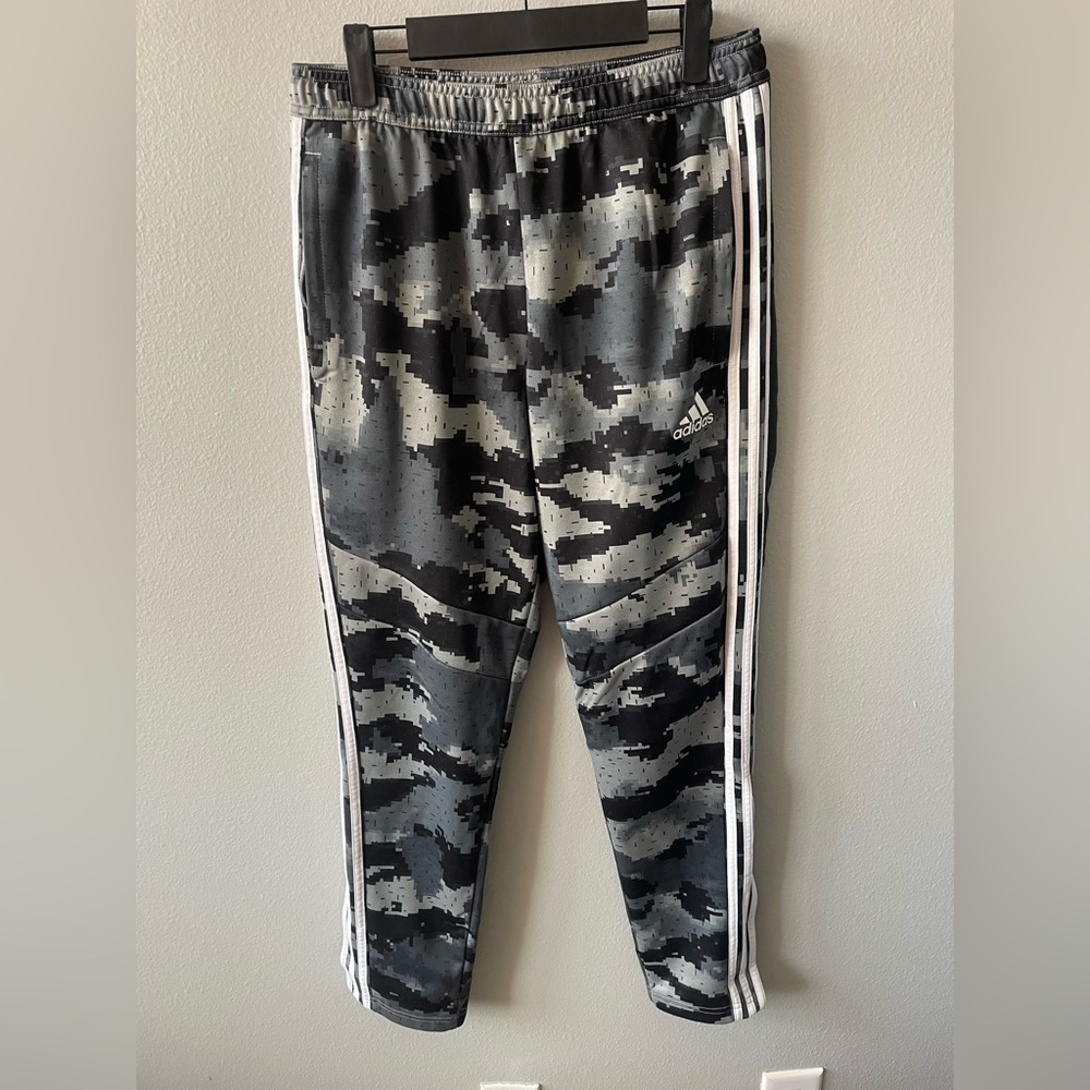 Digital camo tiro joggers